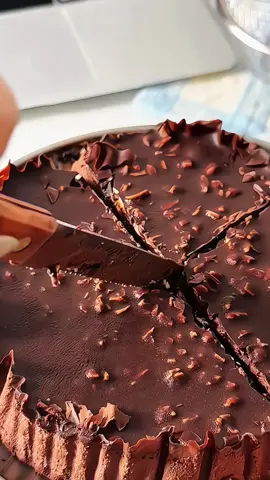 Dengar bunyi ‘crunch’ masa potong, coklat ni memang tebal gila!#chocolate #fyp #food #malaysia 
