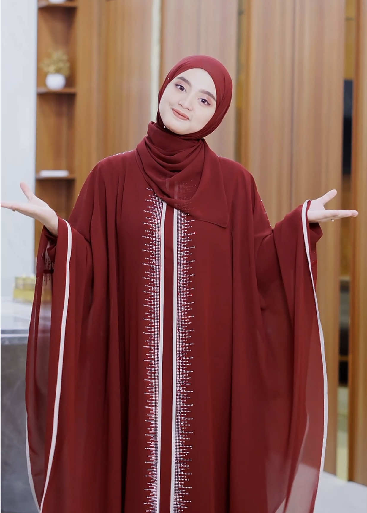 ✨ Rahasia pesona Abaya Zulaika ada pada detail payet Swarovski-nya. Kilau mewah yang halus, membuat tampilanmu semakin elegan tanpa berlebihan. #AbayaZulaika #LuxuryDetails #RadesFashion #SwarovskiElegance #RadesCollection