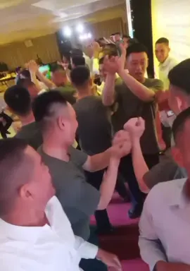 Mấy anh Trung vừa múa quạt, vừa múa kiếm 🤣 #quandoitrungquoc #quandoicampuchia #a50 #vietnam #dieubinh 