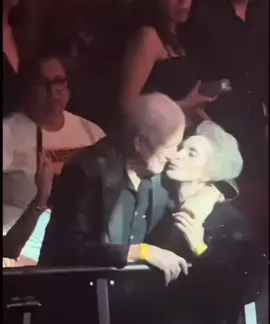 De seguro Don Vicente Fernández a de estar muy contento desde el cielo viendo a doña Cuquita con su nuevo novio!!