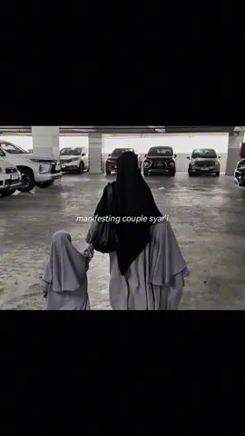 Kita couple dari brand @Little Tsurayya dan @Tsurayya Hijab Official 🩶 Allahummabariik manifesting bisa kembaran syar'i sama anak perempuanku. ✨🌷 #ibudananakperempuan #couple #manifest #fyp #muslimah 