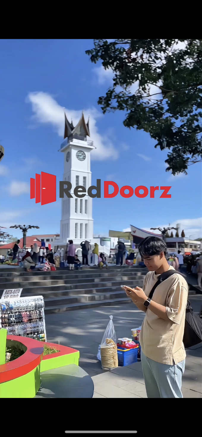 Liburan ke Bukittinggi nginep di RedDoorz aja! Yang masih bingung mencari tempat staycation di Bukittinggi, aku rekomendasikan penginapan di RedDoorz Near Jam Gadang Syariah Bukittinggi, yang lokasinya stragtegis dekat ke tempat wisata yang ada di Bukittinggi, ayo buruan pesan penginapan lewat aplikasi RedDoorz dan gunakan kode voucher YUKNGINEP untuk  dapatkan potongan harga diskonnya! @RedDoorz Indonesia  #bukasemuapintu #reddoorz #REDTRAVELERS #selebrat10n #staycat10ononline 
