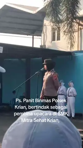 Polsek Krian Ajak Siswa SMK Mitra Sehat Dukung Sitkamtibmas Kondusif dan Cinta Tanah Air Polsek Krian terus gencar melaksanakan program Cooling System Nusantara 2025 dengan menyasar kalangan pelajar. Pada Senin (22/9/2025), Ps. Panit Binmas Polsek Krian, Aiptu Sunarti, bertindak sebagai pembina upacara di SMK Mitra Sehat Krian, Desa Katerungan, Kecamatan Krian, Kabupaten Sidoarjo. Dalam kesempatan tersebut, Aiptu Sunarti menyampaikan materi penting bertema “Mendukung Sitkamtibmas yang Kondusif dan Cinta Tanah Air”. Para siswa diajak untuk selalu menjaga kerukunan, menumbuhkan toleransi, serta meningkatkan rasa cinta terhadap tanah air sebagai generasi penerus bangsa. Kegiatan ini juga menjadi sarana edukasi agar para pelajar lebih peduli dengan lingkungan sekolah, menjaga etika dalam berkomunikasi dengan guru maupun teman sebaya, serta berperan aktif menciptakan suasana belajar mengajar yang aman dan nyaman. Selain itu, kepolisian mengingatkan pentingnya koordinasi dengan tiga pilar apabila ditemukan permasalahan yang membutuhkan solusi bersama. Kapolsek Krian Kompol IGP Atma Giri, S.H., M.H., menegaskan bahwa Polsek Krian akan terus bersinergi dengan dunia pendidikan untuk mendukung terciptanya generasi emas 2045. Dengan keterlibatan pelajar sejak dini dalam menjaga keamanan dan ketertiban, diharapkan situasi kamtibmas di wilayah hukum Polsek Krian senantiasa kondusif.