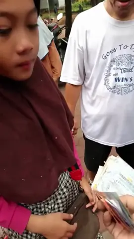 VIRAL! Uang anak kecil hasil dagang cilok diambil ibu2 yang gak dikenal, pelaku nya kabur gitu aja