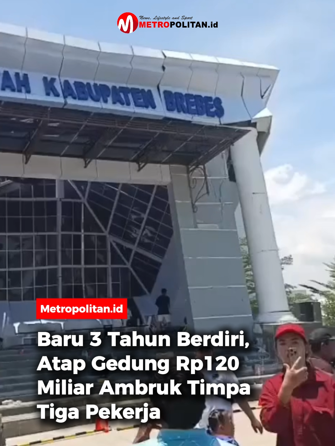 Gedung Kantor Pemerintahan Terpadu (KPT) Brebes yang dibangun dengan anggaran Rp120 miliar dan baru diresmikan pada Agustus 2022, mendadak ambruk, Minggu (21/9/2025) sekitar pukul 11.30  Peristiwa robohnya atap teras itu menimpa tiga pekerja yang tengah melakukan perbaikan kebocoran. Runtuhnya gedung yang baru tiga tahun berdiri ini menuai kritik publik. Pasalnya, dengan anggaran yang terbilang fantastis, konstruksi bangunan ini justru sangat rapuh.  Bupati Brebes Paramitha Widya Kusuma menegaskan pihaknya akan menyelidiki penyebab insiden ini.  “Betul, dari pemerintah sebelumnya menganggarkan Rp120 miliar. Saat ini kami sudah berkoordinasi dengan kepolisian untuk memastikan penanganan korban sekaligus penyelidikan,” ujarnya. 🎥: istimewa #metropolitanid #bacametropolitan #atapgedungbrebes #kpt120miliar #ambruk #tigapekerjaterluka
