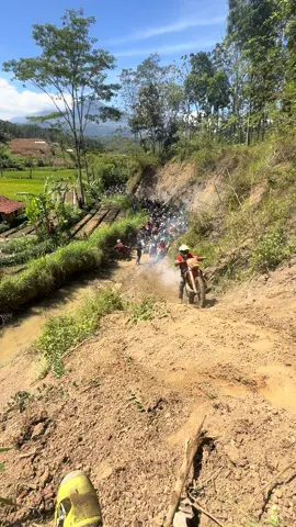 Keseruan di jalur tuh ya begini #trapot 