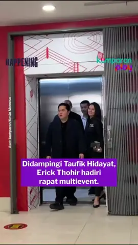 Menpora, Erick Thohir, tampak hadir untuk mengikuti rapat jelang multievent olahraga yang akan diikuti Indonesia di Kantor NOC Indonesia, Senayan, Senin (22/9). Erick hadir didampingi Wamenpora, Taufik Hidayat. Rapat tersebut juga diikuti Presiden NOC Indonesia, Raja Sapta Oktohari. Aset: kumparan #happening #update #bolasports #svl #erickthohir #menteri #olahraga #senayan #taufikhidayat