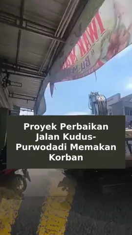 Seorang warga Kalirejo kehilangan nyawa akibat proyek perbaikan jalan di jalur Kudus-Purwodadi yang kurang aman. Minimnya pengamanan di lokasi proyek disoroti sebagai penyebab utama kejadian tragis ini. Pihak berwenang belum memberikan penjelasan tentang evaluasi dan tanggung jawab proyek, memicu pertanyaan apakah nyawa warga harus menjadi taruhan dalam pembangunan. #ProyekPerbaikanJalan #KecelakaanProyek #KeselamatanWarga #PenegakanHukum