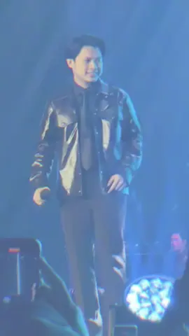Rony Parulian(to)😂 enjoying his stage. So proud of you Ron!!!#CapCut #miliarancintayoviewidianto #ronyparulian #yovieandhisfriends 