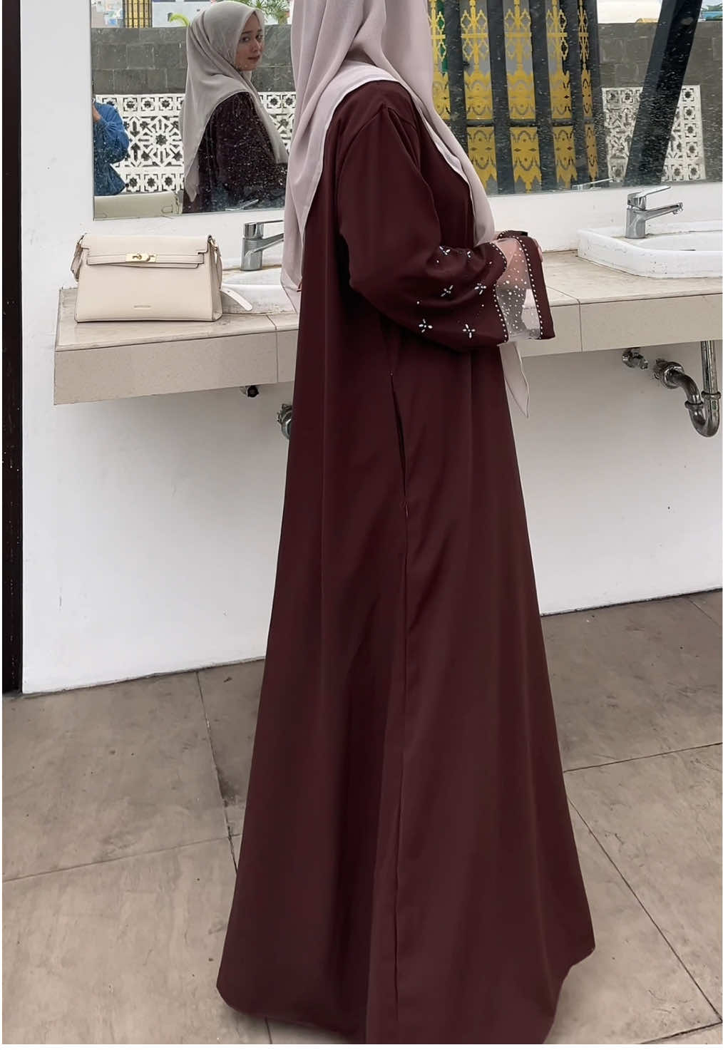 Membalas @yurr  Abaya dengan aksen Payet dipadukan dengan warna mahogany mewahhhh poll 🥹🥹🫶🏻#abaya #abayastyle #abayamewah 