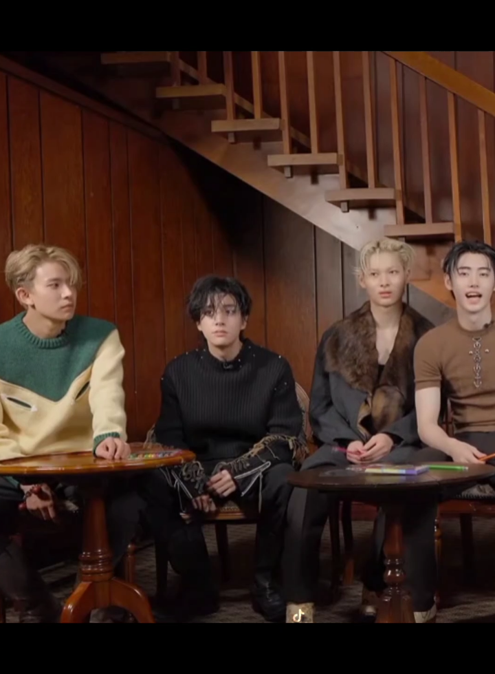 the size difference 😭 kecil banget 🤏🥺 #jake #heeseung #ni_ki #sunghoon #enhypen 