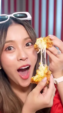 ทุกคนจะเลือกอะไร ระหว่าง ไก่ทอด หรือ พิซซ่า ไม่ต้องเลือกเพราะ KFC มีชิซซ่าไก่กรอบชีสเยิ้มแล้ว รีบไปลองความอร่อยกัน #KFC #Chizza #พิซซ่าหรือไก่ทอด 