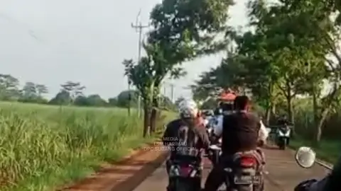 sekretaris Ism harimau dpc subang, bersama sekretaris Ism harimau pac purwadadi menindak lanjuti aduan masyarakat purwadadi terkait aktifitas armada galian c tanah merah di wilayah kec.purwadadi yang beroprasi pada hari sabtu & minggu, yang telah melanggar peraturan bupati no 21 tahun 2025 @Reynaldyputra  #gubernurjawabarat  #humasmabespolri  #humaspoldajabar   #humaspolressubang  #fyppppppppppppppppppppppp 