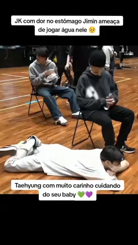 JK estava com dor no estômago, Jimin ameaça de jogar água, Tae com cuidado e carinho da toda atenção para o seu seu baby. Amigos brincam em qualquer circunstância. Em um m relacionamento existe cuidado, carinho e respeito. Taehyung e Jungkook sempre tiveram um relacionamento de carinho e respeito recíproco 💜💚 #vkook #taekook