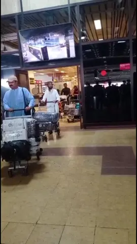 رب جا لکين ڪرم منھنجو ڀاء اڪرام علي آريسر فيملي ۽ ٻيا عزيز عمريو جي ادائگي ڪرڻ بعد ڪراچي ايئرپورٽ تي انهن کي رسيو ڪرڻ لاء جناح ايئرپورٽ پورٽ ڪراچي ـ