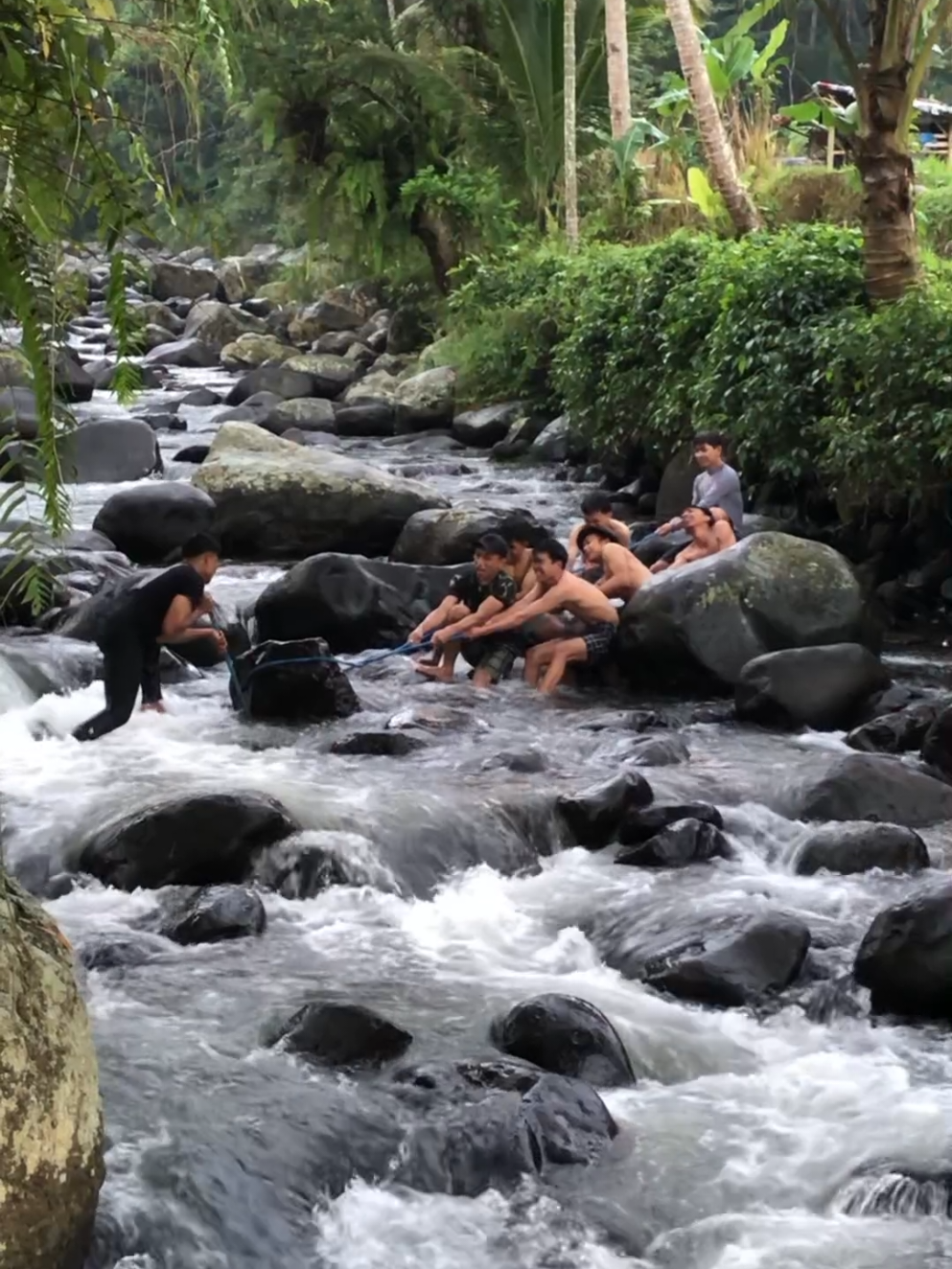 Ada yg tau kenapa batunya dipindahin? 😁 #cadasngamparciamis #rivertubingcadasngampar #cadasngamparofficial #wisataciamis #diciamisaja @River Tubing Ciamis @Angracana.Official 