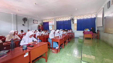 SMAN 1 Bojonegoro Gelar Tryout Tes Kemampuan Akademik (TKA) Bersama RuangGuru Bojonegoro – SMAN 1 Bojonegoro menjalin kerja sama dengan lembaga bimbingan belajar Ruangguru dalam menyelenggarakan kegiatan Tryout Tes Kemampuan Akademik (TKA) bagi seluruh siswa kelas XII. Kegiatan ini dilaksanakan sebagai bentuk persiapan siswa menghadapi ujian masuk perguruan tinggi. Tes Kemampuan Akademik (TKA) merupakan ujian yang dirancang untuk mengukur penguasaan materi pelajaran sesuai bidang akademik tertentu, meliputi Matematika, Fisika, Kimia, Biologi, Ekonomi, Sosiologi, Sejarah, dan Geografi. TKA berperan penting untuk mengetahui kesiapan siswa melanjutkan ke jenjang pendidikan tinggi sekaligus membandingkan kemampuan akademik calon mahasiswa dengan standar nasional. Dalam konteks seleksi perguruan tinggi, TKA terbagi menjadi dua rumpun mata uji: TKA Saintek (Sains dan Teknologi): Matematika Saintek, Fisika, Kimia, Biologi. TKA Soshum (Sosial dan Humaniora): Matematika Soshum, Ekonomi, Geografi, Sejarah, Sosiologi. Kepala SMAN 1 Bojonegoro, Ibu Dra Wiwik Widowati, M. Pd menyampaikan bahwa kegiatan tryout ini menjadi salah satu strategi sekolah untuk memfasilitasi kesiapan akademik siswa. “Kami berharap melalui kegiatan tryout ini, siswa kelas 12 bisa mengukur kemampuannya, mengetahui strategi belajar yang tepat, dan lebih percaya diri menghadapi seleksi masuk perguruan tinggi,” tuturnya. Menambahkan ibu Ninik Sri Handayani, M. Pd selaku Wakil Kepala Sekolah bidan Kurikulum menjelaskan sebagai bentuk dukungan penuh, sekolah tidak hanya menyelenggarakan tryout, tetapi juga menyediakan buku TKA sebanyak 38 eksemplar per mata pelajaran untuk menunjang proses belajar siswa. Dengan demikian, siswa kelas XII diharapkan semakin siap dalam menghadapi tantangan akademik di masa depan. Langkah ini menunjukkan komitmen SMAN 1 Bojonegoro dalam mendampingi siswa agar siap menghadapi tantangan akademik dan mampu meraih prestasi terbaik di masa depan.  #jatim #provinsijawatimur #cabdinbojonegoro #dispendikjatim #bojonegoro 