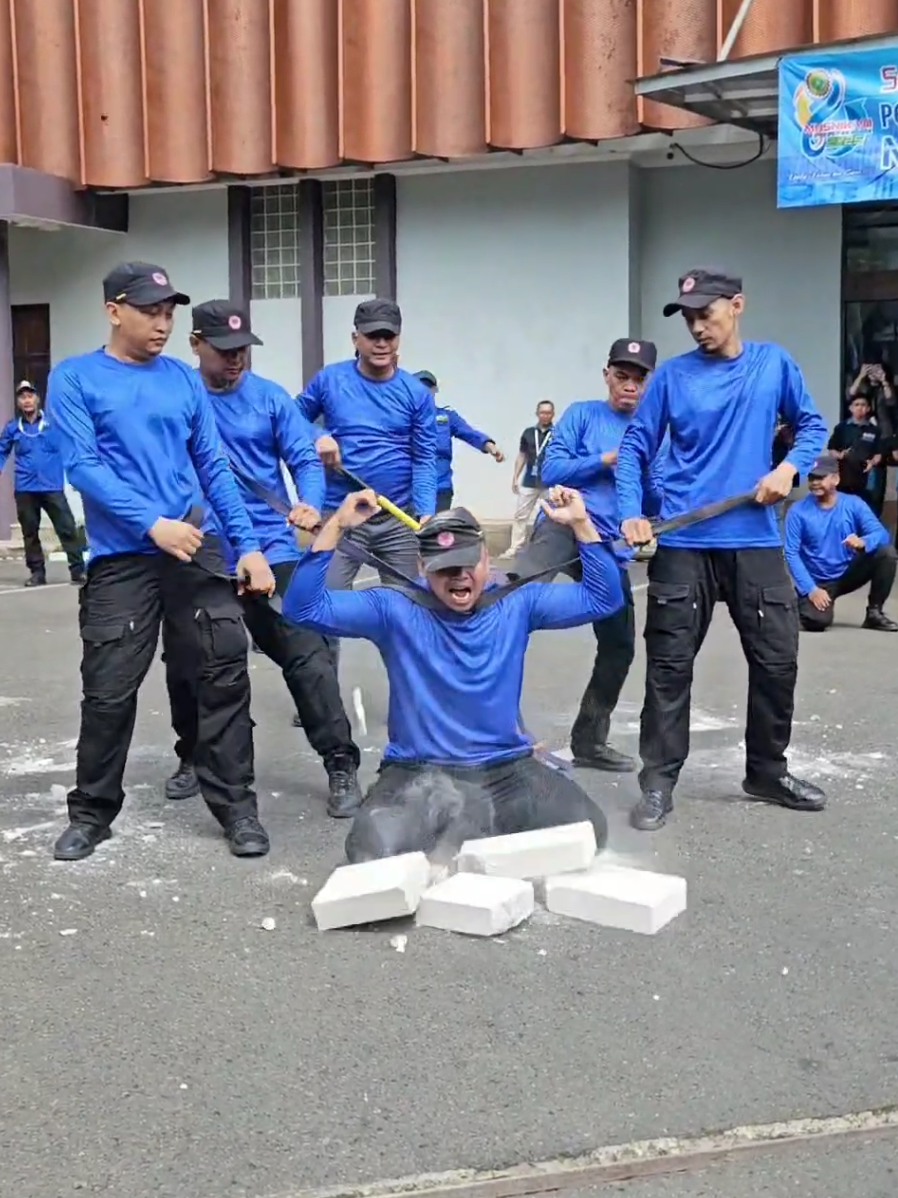 Brigade SPSI PT NOK Indonesia menunjukkan kebanggaan dan ketangguhan luar biasa pada Sabtu, 20 September 2025, lewat sebuah pertunjukan mengagumkan yang memadukan seni bela diri, keterampilan melindungi diri, hingga aksi unjuk kekuatan dengan memecahkan batu. Aksi spektakuler ini bukan sekadar hiburan, melainkan simbol kesiapan Brigade sebagai pasukan yang solid, disiplin, dan kuat dalam menjaga marwah organisasi serta mengawal panji-panji SPSI dengan penuh kehormatan. Pertunjukan yang digelar di Purwakarta ini merupakan bagian dari rangkaian Musnik VIII PUK SP KEP SPSI PT NOK Indonesia dan disaksikan langsung oleh peserta musnik, jajaran Pimpinan Cabang, Pimpinan Daerah, hingga Pimpinan Pusat FSP KEP SPSI, sehingga semakin menambah keseruan sekaligus mengukuhkan semangat persatuan organisasi. #spsibekasi #jawabarat #brigadespsi #serikatpekerja #ptnokindonesia 