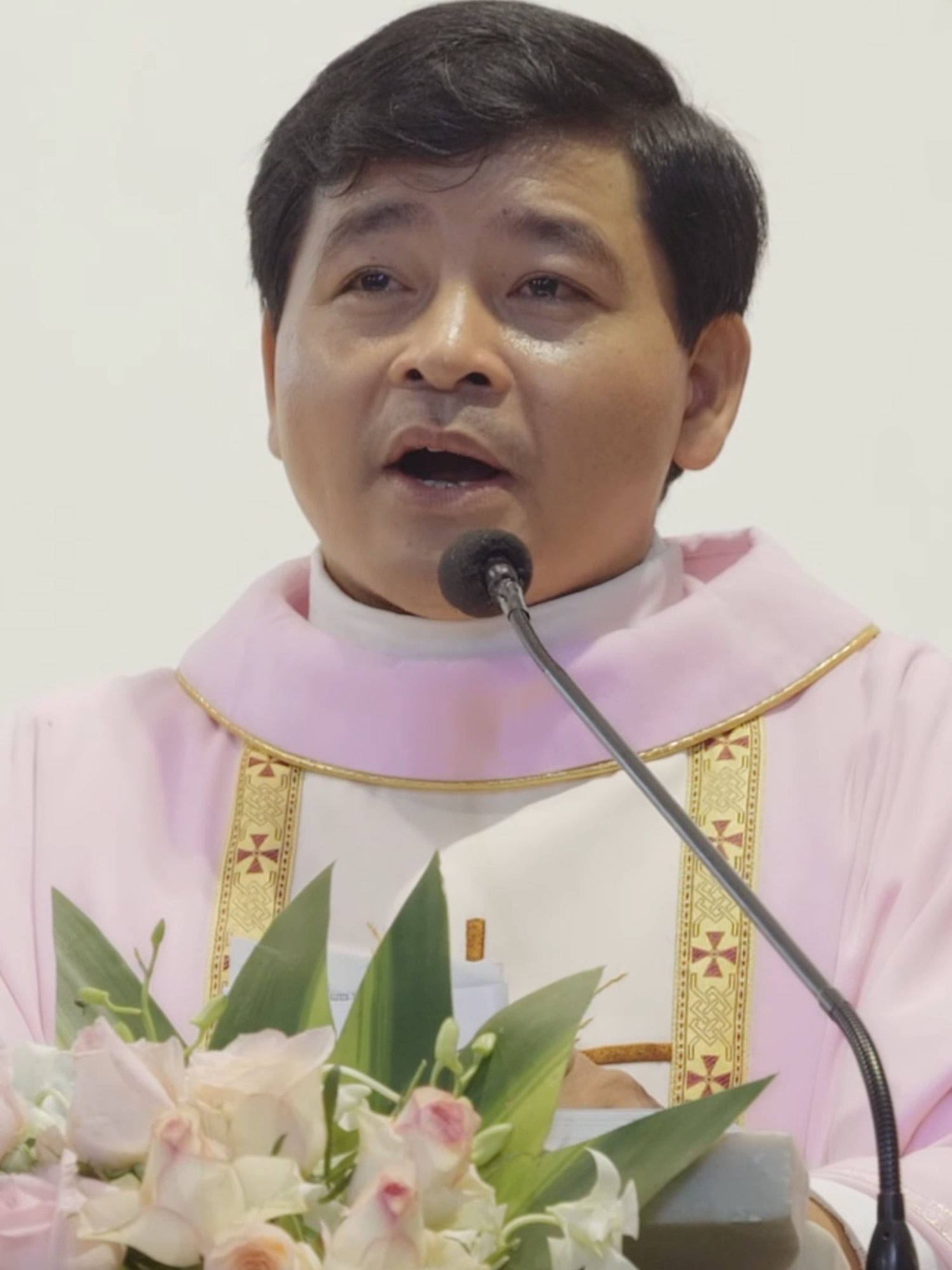 Cha Thành giảng lễ cho đôi bạn trẻ trong lễ cưới công giáo tại Giáo xứ Bãi Dòng #vedepnguoiconggiao #vandenguoiconggiao #vedepconggiao #tuhaolanguoiconggiao #conggiao
