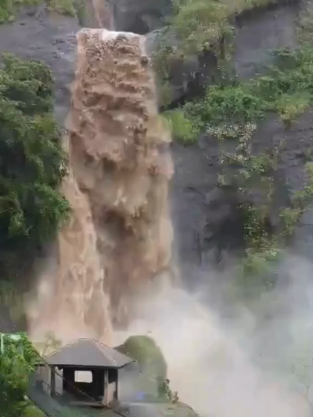 Lumakas ang agos ng tubig sa Bridal Veil Falls sa Kennon Road, Baguio City ngayong Lunes, September 22, 2025, sa gitna ng pananalasa ng Super Typhoon #NandoPH. #GMAIntegratedNews   COURTESY: Barangay Chief Lenny C. Campolet/Tuba PIO via GMA Regional TV One North Central Luzon