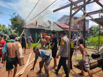 Suami Bakar Kasur Akibat Cekcok dengan Istri, Rumah Ludes Dilalap Api TBNEWSPOLRESKUBURAYA.ID – Polisi akhirnya mengungkap penyebab kebakaran satu unit rumah di Desa Sungai Ambawang Kuala, Kecamatan Sungai Ambawang, Kabupaten Kubu Raya pada hari Minggu (21/9/2025). Kapolsek Sungai Ambawang, IPTU Reyden Fidel Armada, melalui Kasubsi Penmas Aiptu Ade menegaskan, kebakaran itu dipicu aksi nekat pemilik rumah, AN (45), yang membakar kasur usai cekcok dengan istrinya. “Dari hasil pemeriksaan saksi dan olah TKP, penyebab kebakaran berasal dari kasur yang sengaja dibakar oleh pemilik rumah. Api kemudian cepat merambat hingga menghanguskan seluruh bangunan beserta isinya,” ungkap Aiptu Ade, Senin (22/9/2025) pagi. Aiptu Ade menerangkan, pertengkaran rumah tangga itu terjadi sejak pagi hari. Sekitar pukul 09.00 WIB, sang istri HA (43), memilih meninggalkan rumah dan pergi ke kediaman ibunya setelah cekcok dengan sang suami. Tak lama kemudian, NR yang merupakan adik ipar AN, datang untuk menenangkan. Meski sempat mereda, sekitar pukul 11.50 WIB warga justru dikejutkan dengan kobaran api dari rumah AN. Warga yang melihat kejadian itu langsung berusaha membantu untuk memadamkan api tersebut. 