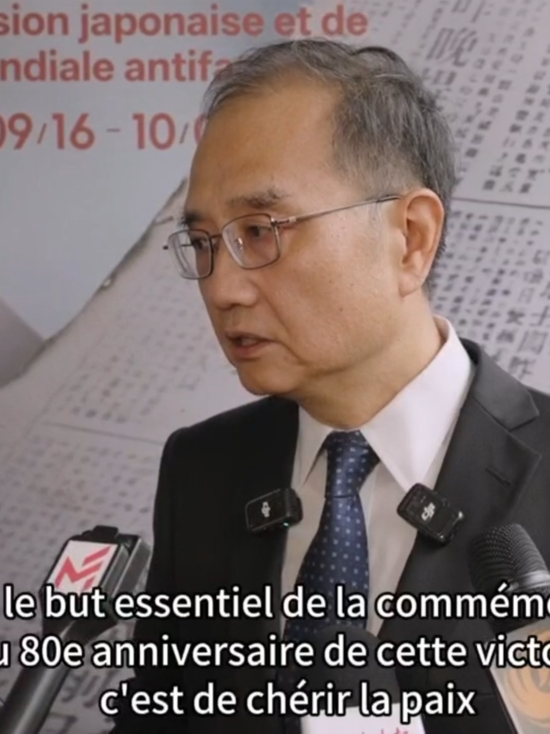 À l'issue du vernissage de l’exposition de photos « Mémoire d’Orient » commémorant le 80ᵉ anniversaire de la victoire de la Guerre de résistance du peuple chinois contre l’agression japonaise et de la Guerre antifasciste mondiale, M. l'Ambassadeur DENG Li a répondu à la question d'un journaliste sur la paix et le développement dans le monde. #Chine