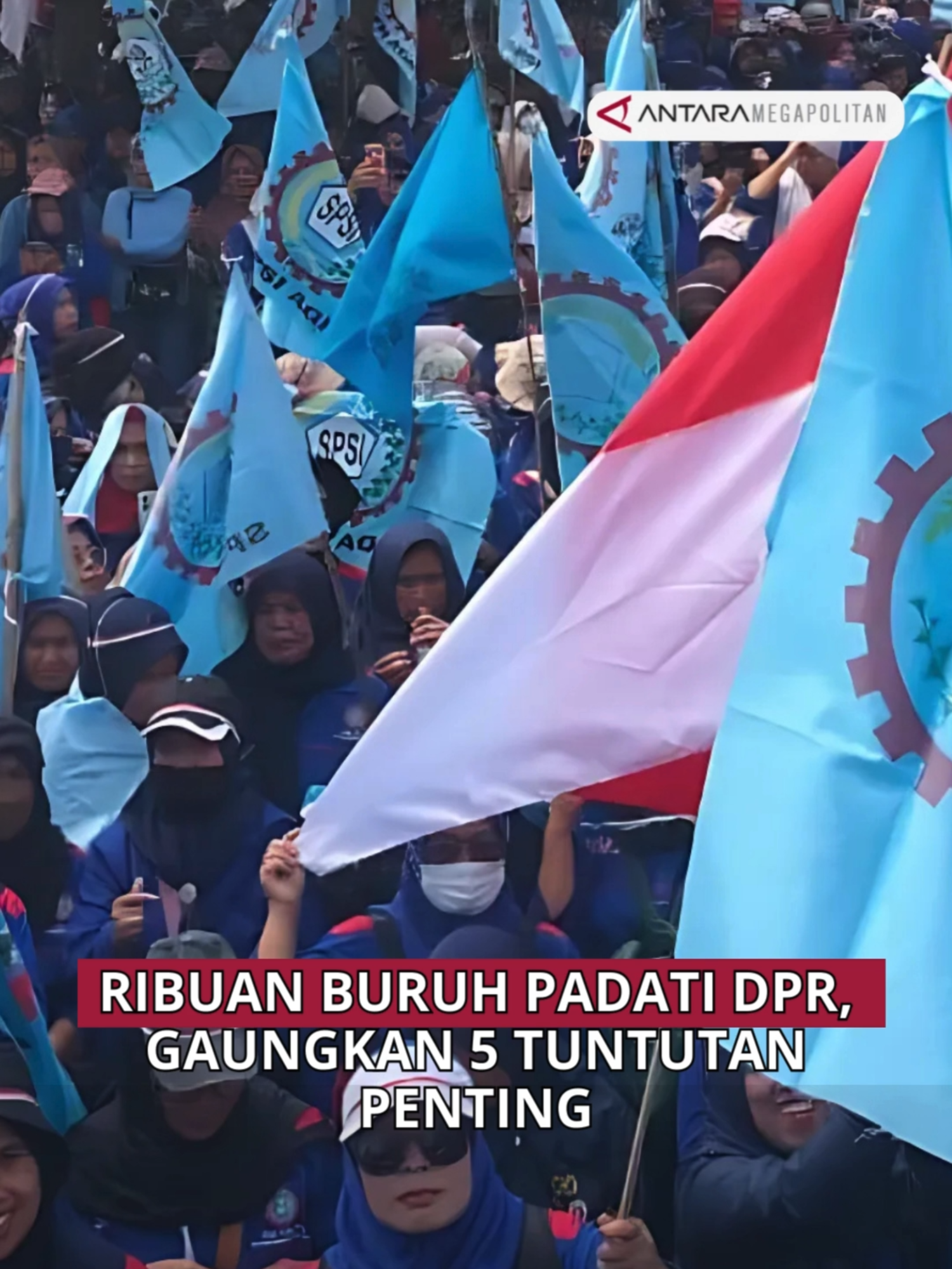 📢 Ribuan Buruh Padati DPR, Gaungkan 5 Tuntutan Penting Ribuan buruh dari KSPI dan KSPSI menggelar aksi di depan Gedung DPR/MPR Jakarta, Senin, 22 September 2025. Mereka menyampaikan lima tuntutan pokok, mulai dari mendukung Polri dalam penegakan hukum, mendorong pengesahan RUU Ketenagakerjaan, menolak kebijakan upah murah, menghapus sistem outsourcing, hingga menegakkan supremasi sipil. Presiden KSPSI Andi Gani Nena Wea menegaskan, aksi besar ini sengaja hanya dikoordinasikan di internal dua konfederasi untuk menghindari penyusupan pihak tak bertanggung jawab. ✊ Suara buruh bergema lantang di Senayan, menandai perjuangan yang belum usai untuk keadilan pekerja. -Melita #AksiBuruh #KSPI #KSPSI #RUUKetenagakerjaan #UpahLayak #StopOutsourcing #SupremasiSipil #Jakarta #DPR