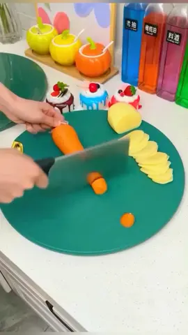Plastic Cutting Board Non-Slip Round HDPE Chopping Board for Meat and Vegetable Easy Grip Handle Kitchen Knives Green
