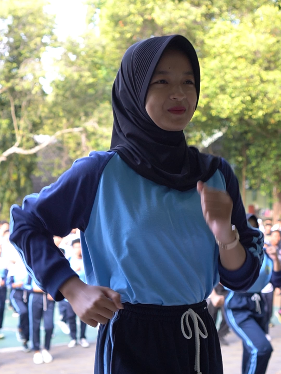 Senam bersama Kak Fadilla (Siswi Kelas XI) dalam rangka Jumat Sehat di SMAN 1 Pajangan! #JumatSehat #SenamSehat #SMAN1Pajangan