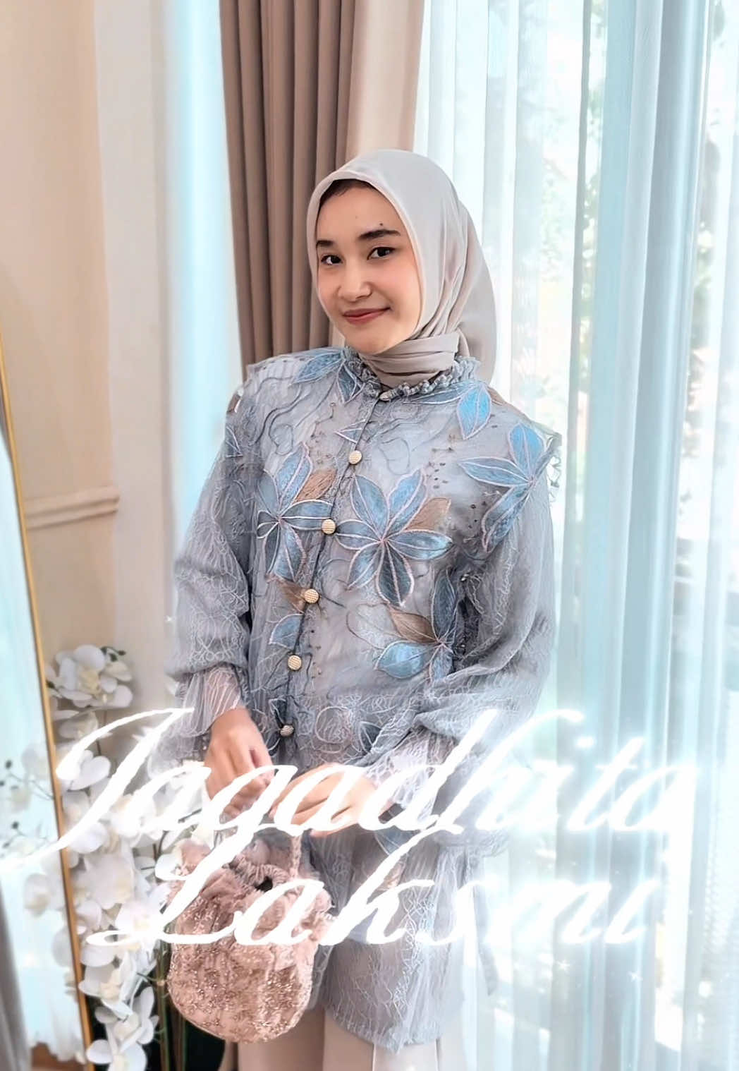Jangan kaget kalau outer ini bikin kamu keliatan 10x lebih anggun 😍✨ Pesona produk baru emang se CLASSY ituu‼️🤩 Jagadhita Laksmi bisa kalian checkout di keranjang kuning ya dear! Happy shopping🥰🛍️ #Outerbrukat #lokalbrand #gajiansale #ootdhijab #fyp 