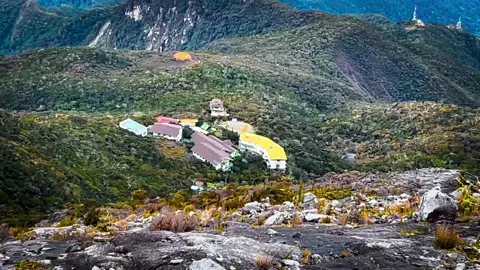 Nampak macam dekat.. tapiiii … nun jauh bahhh di saaaanaaaaaa 😆 tq @acai2 for this video.. siapa yg mau cari guide naik kinabalu , boleh bah roger2 dia ni.. servis 10000/10 😁