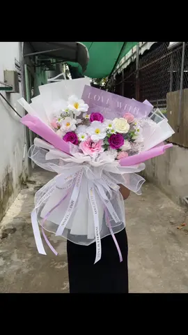 Hot hot hot ❤️❤️❤️ ✅✅ mẫu hoa đơn giản mà sang lắm khách ơi. . . Khách ưng mẫu này ib em ngay ạ❤️   EM NHẬN ĐƠN HOA 14/2 , 8/3 ... TỐT NGHIỆP từ hôm nay nhé  Có cọc trước giữ ưu đãi khách yêu ơi ❤❤❤ 🎁Khách đặt hoa bên em đơn từ 2xx 🌷Tặng kèm banner có sẵn + thiệp  🍀☘️☘️☘️ 🌻🌻🌻🌻 🌹 HOA SÁP : biểu tượng của tình yêu vĩnh cửu , xinh đẹp và đặc biệt lâu tàn và phai màu như hoa tươi . 🌸 Ưu điểm:  độ bền về màu sắc có thể giữ từ 3-5 năm 🌼 Đặc biệt : hương thơm rất dễ chịu 🚫 Cách bảo quản: tránh nước , tránh nơi ẩm mốc và đặc biệt hạn chế việc trưng bày nơi tiếp xúc ánh nắng trực tiếp. _______________ 💐🌷🌹 𝐓𝐈𝐄̣̂𝐌 𝐇𝐎𝐀 𝐒𝐀́𝐏 𝐓𝐑𝐔́𝐂 𝐇𝐔𝐘̀𝐍𝐇 𝐂𝐀̂̀𝐍 𝐓𝐇𝐎̛ 🏩Đ𝐢̣𝐚 𝐜𝐡𝐢̉: 𝟏𝟓𝐂 𝐍𝐠𝐮𝐲𝐞̂̃𝐧 𝐕𝐚̆𝐧 𝐋𝐢𝐧𝐡, 𝐇𝐮̛𝐧𝐠 𝐋𝐨̛̣𝐢, 𝐂𝐚̂̀𝐧 𝐓𝐡𝐨̛ ☎️𝐇𝐨𝐭𝐥𝐢𝐧𝐞: 𝟎𝟑𝟔.𝟕𝟎𝟎.𝟏𝟓𝟕𝟖 #hoasapcantho #hoa #hoasap #quatang #quasinhnhat                                 
