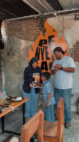 Rayakan momen spesialmu di Penyetin Lagi🔥🔥