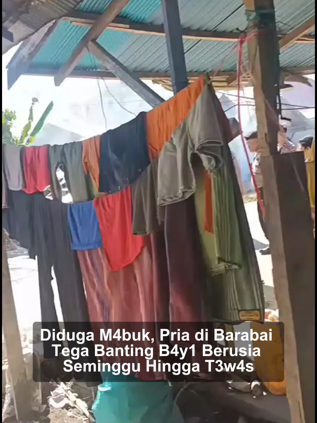 Warga Desa Gambah, Kecamatan Barabai, Kabupaten Hulu Sungai Tengah, digegerkan oleh peristiwa tragis dan memilukan pada Senin (22/9/2025) pagi. Seorang bayi yang baru berusia satu minggu tewas secara mengenaskan setelah dihabisi oleh seorang pria yang diduga dalam kondisi mabuk. Peristiwa keji ini terjadi sekitar pukul 09.00 WITA. Menurut informasi, kejadian bermula saat sang ibu, Zahra (25), menitipkan bayinya kepada sang nenek, Farida (60), karena hendak mandi. Beberapa saat kemudian, pelaku yang diidentifikasi bernama Hidayat Aminullah (35), seorang warga Murung A, Kecamatan Batu Benawa, tiba-tiba datang ke rumah tersebut dalam keadaan mabuk. Tanpa alasan yang jelas, pelaku langsung merebut bayi malang itu dari sang nenek. Seketika, pelaku membanting bayi tersebut ke lantai dengan keras. Akibat perbuatan kejinya, korban meninggal dunia di tempat kejadian dengan kondisi kepala pecah. Warga sekitar yang menyaksikan atau mengetahui insiden mengerikan itu langsung melaporkannya ke pihak berwajib. Tak berselang lama, aparat kepolisian dari Polres Hulu Sungai Tengah tiba di lokasi dan berhasil mengamankan pelaku. Pelaku kini telah ditahan di Mapolres Hulu Sungai Tengah untuk diproses hukum lebih lanjut. Kasus ini meninggalkan duka mendalam dan rasa syok bagi keluarga serta masyarakat setempat atas peristiwa yang tak terduga. #tiktokberita #bangsaonline #harianbangsa