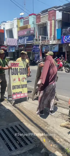 Halo #SobatPraja Satpol PP Kota Malang menindaklanjuti laporan masyarakat prihal adanya reklame yang mengganggu akses fasilitas umum di Jl. Sigura-gura Kota Malang, Senin (22/09/2025). Upaya tersebut dalam rangka menegakkan Perda no.2 Thn 2022 tentang Penyelenggaraan Reklame, dan merespon laporan masyarakat serta untuk menjaga Kota Malang tetap Tertib dan Indah. Ayo bersama-sama menjaga kerapian kota, menaati peraturan, dan  mewujudkan lingkungan yang lebih tertib, bersih, dan nyaman. Karena kota yang tertib di mulai dari reklame yang taat aturan. #SatpolPPKotaMalang #PenertibanReklame #Perda2Tahun2022  @PemkotMalang @Dr. Ir. Wahyu Hidayat, MM @Ali Muthohirin @Erik Setyo Santoso 