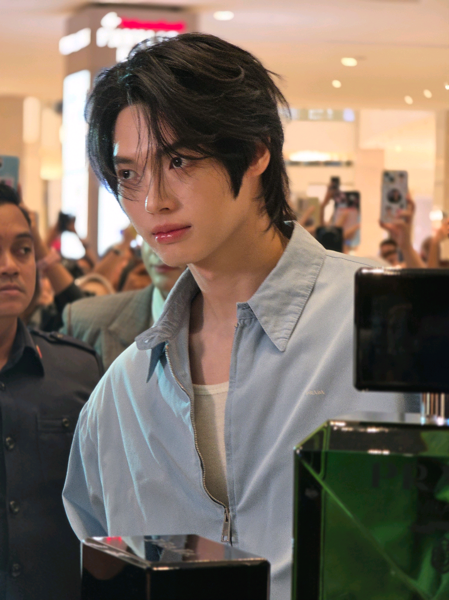 Brace yourself boys and girls because the ever-dashing and charming @winmtw is here in KL right now for the @prada  Paradigme Pop-up event inside Pavilion KL and he is just looking extra fine! #prada #pradabeauty #pradaparadigme #วินเมธวิน #pradaxwin #winmetawininKL #pradabeautyxwin