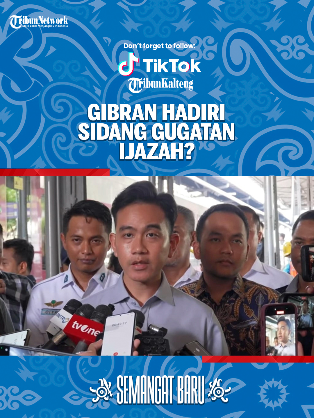 Sidang gugatan perdata sebesar Rp 125 triliun terhadap Wakil Presiden Gibran Rakabuming Raka di Pengadilan Negeri Jakarta Pusat berlanjut ke tahap mediasi. Adapun proses mediasi merupakan tahapan yang harus ditempuh dalam perkara perdata. Agenda sidang kali ini adalah pemeriksaan legal standing atau identitas para pihak. Ketua Majelis Hakim Budi Prayitno dalam sidang pada Senin (22/9) mengatakan, proses mediasi akan berlangsung selama 30 hari dimulai pada Senin (29/9). Adapun dalam sidang hari ini dihadiri oleh penggugat yaitu Subhan Palal, tim pengacara Gibran, dan tim Komisi Pemilihan Umum (KPU) RI. Apabila nanti mediasi berujung damai, maka sidang tak akan berlanjut. Sementara itu, pengacara Wapres Gibran, Dadang Herlu Saputra belum dapat memastikan apakah kliennya akan hadir dalam persidangan atau tidak. Apabila Gibran tak bisa hadir, maka akan diwakilkan melalui surat kuasa istimewa. Menurut Dadang, Gibran hingga saat ini belum memberikan arahan khusus pada kuasa hukumnya. Sebagaimana diketahui, Gibran digugat karena riwayat pendidikannya di tingkat SMA dianggap tak sesuai dengan peraturan di Indonesia. Gibran diketahui mengenyam pendidikan setingkat SMA sebanyak dua kali di Orchid Park Secondary School Singapore tahun 2002-2004 dan UTS Insearch Sydney, Australia tahun 2004-2007. Subhan menuntut Gibran dan KPU untuk membayar ganti rugi senilai Rp 125 triliun kepada negara. Keduanya dinilai telah melakukan perbuatan melawan hukum karena ada beberapa syarat pendaftaran cawapres yang dahulu tidak terpenuhi. #fyp #gibran #ijazah #sidang
