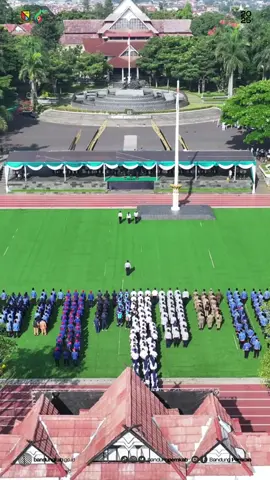 Bupati Bandung Dadang Supriatna bertindak sebagai pembina upacara dalam peringatan Hari Perhubungan Nasional (Harhubnas), Hari Olahraga Nasional (Haornas) ke-42, serta Hari Kesadaran Nasional tingkat Kabupaten Bandung. Dalam sambutannya, Kang DS menekankan pentingnya olahraga sebagai budaya hidup masyarakat dengan semangat kebersamaan melalui tema “Olahraga Satukan Kita” menuju Indonesia Emas 2045. Alhamdulillah, Kabupaten Bandung berhasil meraih Juara Umum pada ajang FORNAS di NTB dengan kontribusi terbesar dari para penggiat asal Kabupaten Bandung. Prestasi ini menjadi bukti nyata peran KORMI, NPCI, dan KONI dalam mendorong kesehatan masyarakat sekaligus meningkatkan Indeks Pembangunan Manusia (IPM) serta indeks harapan lama hidup masyarakat Kabupaten Bandung. Dalam momentum Harhubnas bertema “Bhakti Transportasi untuk Negeri”, Pemkab Bandung juga memberikan perlindungan sosial berupa BPJS Ketenagakerjaan bagi pekerja transportasi lokal, mulai dari ojek pangkalan, becak, supir angkot hingga kusir delman. Peringatan ini dirangkaikan pula dengan Hari Kesadaran Nasional, yang menjadi pengingat bagi ASN untuk terus meningkatkan disiplin, integritas, dan etos kerja demi pelayanan publik yang lebih baik. @Kang DS (Bupati Bandung)  #harhubnas2025 #haornas #kabupatenbandung #humaskabbandung #bandungpemkab