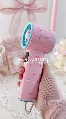 Cinta bangeeet sama kipas satu ini, anginnya kenceng, warnanya gemeezz dan ada senternyaa 😍 samaan yukk! 💗 #goojodoq #goojodoqfan #goojodoqgfs002 #minifan #fyp 