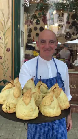 Peres de la Reina at Fornet de La Soca 📍Mallorca, Spain 🇪🇸 Peres de la Reina, meaning “Pears of the Queen,” is a traditional Mallorcan dessert made with pears cooked in sweet wine or anise, sugar, and cinnamon. It is served with a buttery dough flavored with orange juice and lemon zest, filled with homemade pastry cream. This dish has historical roots in the noble houses of Mallorca