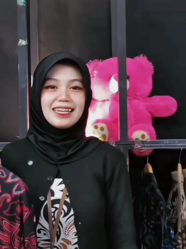 ciri perempuan suka sama laki-laki bocoran kode keras dari kak rohma yg pake baju rompi batik putih dan switer hitam 🤭@callmerohmaaa @Alisa Batik Solo #switerwanita #bajubatikwanita #rompibatikwanita 