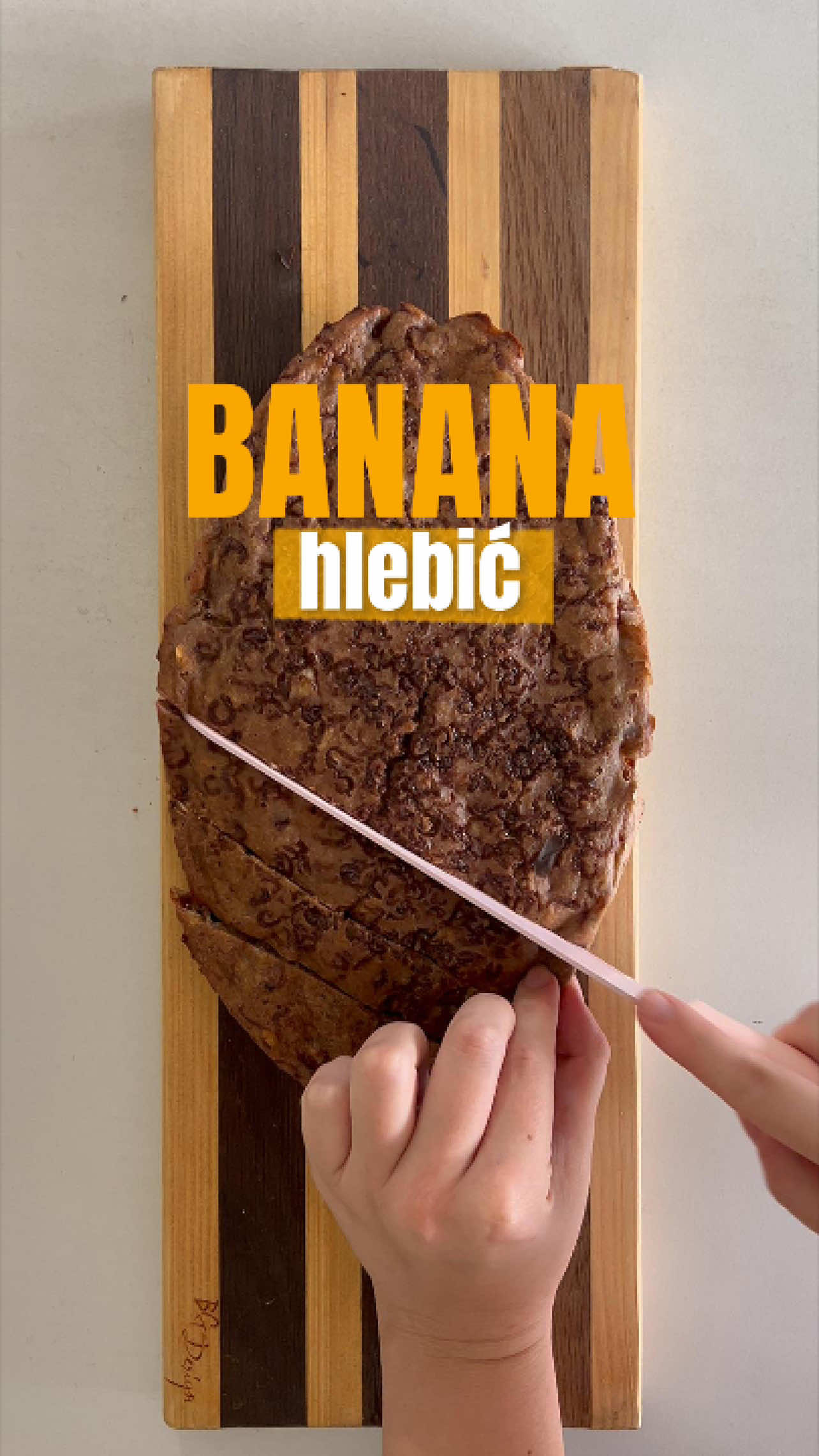 Banana hleb🍌🍞 Sastojci: - tri banane - dva jaja - pola praška za pecivo - pratohvat soli - 50ml mleka - kašika meda - malo kakaa - malo arome od vanile - dve kašike grčkog jogurta - 75g brašna - 30g lešnika - 30g oraha - 50g čokolade sa steviom Postupak: Pomešate dva jajeta, vanilin ekstrakt, tri izgnječene banane, mleko, grčki jogurt, potom dodate sve suve sastojke. Još bolje bi bilo da ih pomešate zasebno (brašno, kakao, pzp, so) pa onda dodate.  Na kraju, iseckane lešnike, orahe i čokoladu dodate unutra i to je too🫶🏻 Kada sipate u pleh, izrendate odozgo još malo i gotovo. Pekao se dobrih 55’ na 190 stepeni u prethodno zagrejanoj rerni🫶🏻 Ako znate kako da naraste više od ovoga, pišite mi, pa da pokušam poslednji put😂🫶🏻 Prijatno ljudiiii✨  #fyp #xybca #healthylifestyle #bananabread #cakes 