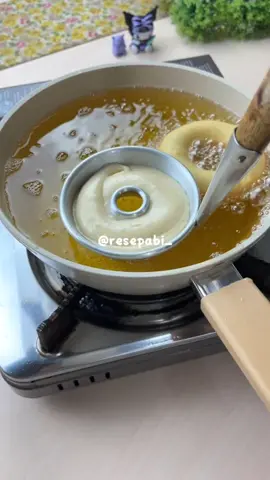 Lagi males bikin donat tapi pengen donat ini solusinya bikin donat cair aja langsung goreng deh cocok untuk ide jualan atau temen ngopi atau ngeteh.... 😋👍🏻 • • Video cara buat nya sudah di upload di Video Tiktok/Yt Channel Resep Abi  #donatviral #donatcair #resepabi #pinkanmambo #donatmini 