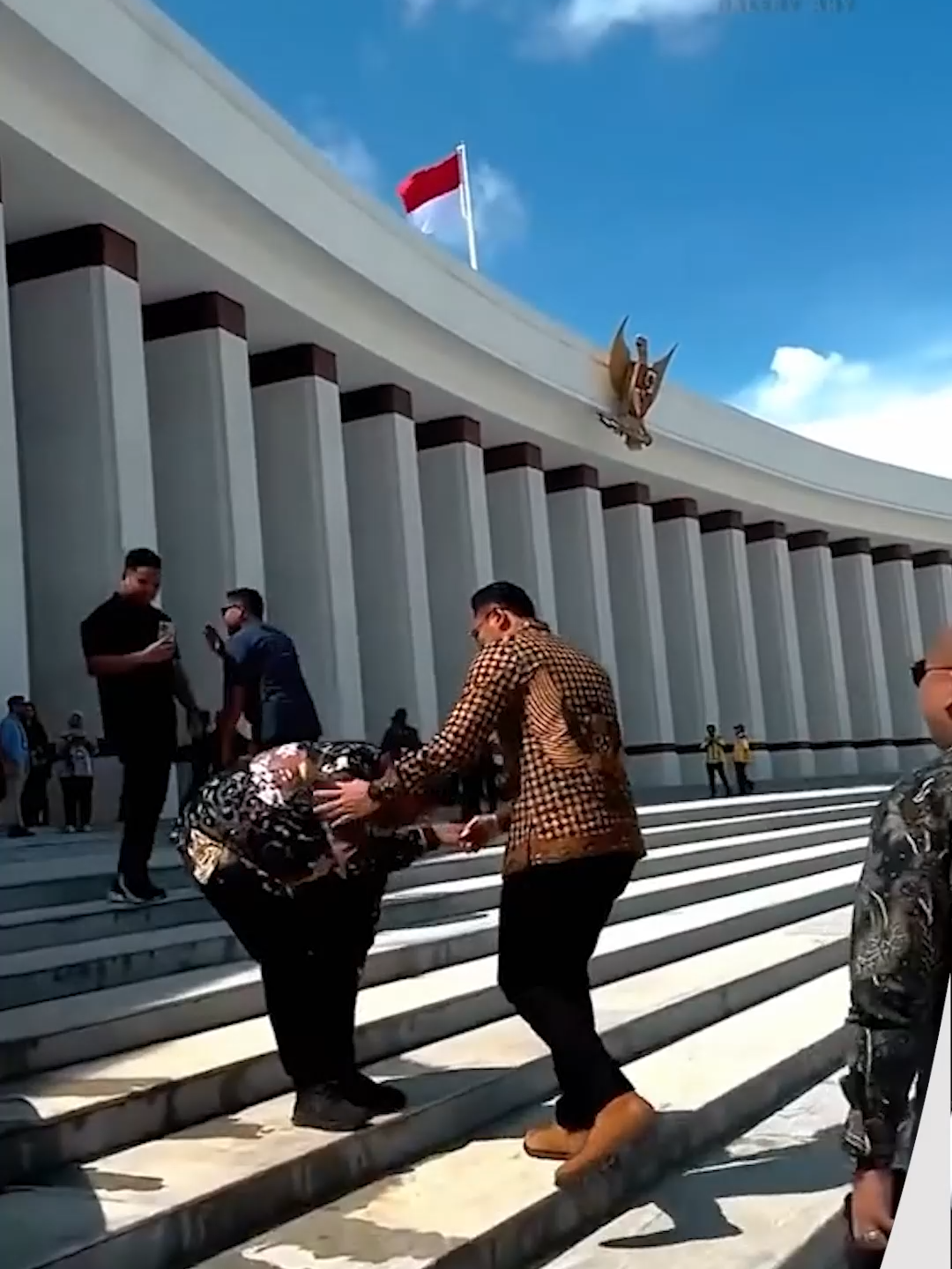 AHY: IKN Siap Jadi Ibu Kota Politik pada 2028 Menteri Koordinator Bidang Infrastruktur dan Pembangunan Kewilayahan, Agus Harimurti Yudhoyono (AHY), menegaskan komitmennya untuk terus mengawal pembangunan Ibu Kota Negara (IKN) di Penajam Paser Utara, Kalimantan Timur Ia menyampaikan bahwa pembangunan IKN sebagai ibu kota politik ditargetkan rampung pada tahun 2028, sejalan dengan amanat dalam Perpres Nomor 79 Tahun 2025 yang ditandatangani Presiden Prabowo. AHY menekankan pentingnya penyelesaian kawasan eksekutif, legislatif, dan yudikatif, yang akan menjadi fondasi utama IKN sebagai pusat pemerintahan baru. Pemerintah berkomitmen memastikan transisi ibu kota berjalan sesuai arah kebijakan nasional.
