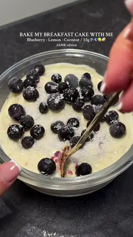 Blaubeer-Kokos-Zitronen Torte 🫐🍋🥥 Zutaten Kuchen: - 30g (Dinkel-)Mehl  - 20g More Protein Blueberry Cupcake/ Vanilla Ice Cream/ Sahne* - 1-2 scoops Chunky Flavour Blueberry Cheesecake (alternativer Geschmack geht natürlich auch)* - 4g Backpulver, Prise Salz - 70g Skyr - 1 Ei Gr. S/M - 50ml Mandelmilch ohne Zucker Creme nr. 1:  - 60g Skyr - 30g Exquisa Fitline - 1,5 scoops Chunky Flavour Lemon Ice Cream Cake* (ihr könnt alle Geschmäcker variieren und eure eigene Kreation machen) - Optional: Zitronenaroma/Abrieb Creme nr. 2: - 60g Skyr - 30g Exquisa Fitline - 1,5 scoops Chunky Flavour Almond Coconut* Topping: - 40g TK Blaubeeren - 3g Kokosraspeln Zubereitung: Alle Zutaten für den Kuchen vermengen und in eine mit Backpapier ausgelegte Form geben. Bei 180 Grad Ober-/Unterhitze ca 25 Minuten backen. Gut auskühlen lassen, aufschneiden und eine Creme in die Mitte geben (bei mir Zitrone), Kuchen Deckel drauf und zweite Creme als Topping drauf geben. Ihr könnt die Geschmäcker auch variieren falls ihr kein Zitronen/Kokos Chunky Flavour habt 🩷 Nährwerte:  ~525 kcal | ~54g P #fyp #FoodTok #highprotein #rezept #asmr 