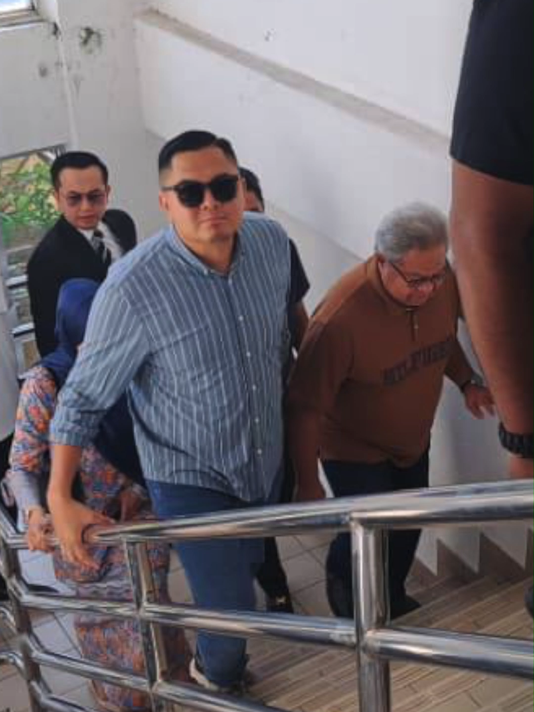 Mahkamah Majistret Bukit Mertajam, menetapkan 10 November depan bagi sebutan semula kes Ketua Pemuda UMNO Datuk Dr Muhamad Akmal Saleh yang didakwa atas pertuduhan mengeluarkan kenyataan dalam laman sosial yang menimbulkan kegentaran dan keselamatan awam. #harianmetro #akmalsaleh #mahkamah