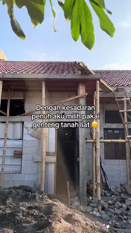 Manfaat genteng tanah liat/kramik: -Tahan lama hingga puluhan tahun -Sifatnya insulasi, cuaca panas menyejukan cuaca dingin menghangatkan -Tahan terhadap cuaca ekstrim -Ramah lingkungan Tapi balik lagi kepilihan masing2 yaa tetangga online 😊🤗 #rumah #rumahminimalis #fyp #homeliving #rumahidaman 