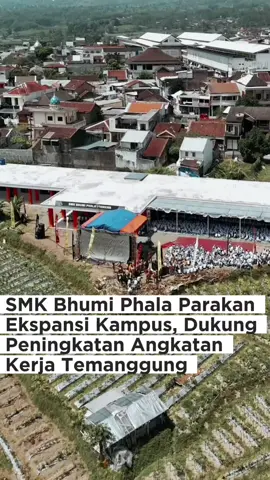 ✨ Pendidikan Berkualitas, Tenaga Kerja Berkualitas! SMK Bhumi Phala Parakan resmi membuka kampus baru 🚀 untuk menampung lebih banyak siswa sekaligus meningkatkan mutu lulusan. Dengan 65% lulusan sudah terserap di dunia kerja—terutama di bidang TSM & DKV—ekspansi ini jadi langkah nyata mendukung peningkatan SDM Temanggung. 💡 Langkah inovatif ini juga mendapat apresiasi langsung dari Bupati Temanggung, Agus Setyawan, sebagai contoh kolaborasi positif antara sekolah, pemerintah, dan dunia industri. 🌱 #Temanggungzone #SMKBhumiPhala #SDMTemanggung #PendidikanBerkualitas #KerjaNyata