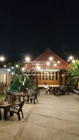 NEW! MINUM TEH TARIK DI TEMPAT YANG SE SYAHDU INI?! Teh Tarik di Solo yg rasanya mirip Malaysia punya! 🫶Sepetnya berasa, manisnya pas (nggak too much), pekat, dan bukan tipe yang encer atau cuma manis doang. Bener-bener balance👌🏻 Yang paling wajib ada di meja kamu sih 🫚Teh Tarik Sutra [teh tarik pakai jahe]. Rasanya berempah, hangat di badan, nagih, lebih manteb kalau pesan Hot. Totally a must try, karena beda dari teh tarik biasanya🔥 Buat ngemil ada dimsum juicy yang makin nikmat kalau dicocol ke chili oil 🌶️, plus snack lain kayak pastel, risol, dan pisang crispy pas banget jadi temen teh tarik. Seating space nya? Outdoor only, tapi surprisingly adem karena dikelilingi sawah. Anginnya sepoi-sepoi, ada live music di hari & jam tertentu, mushola, bahkan joglo yang bisa dipakai buat intimate wedding juga✨ Jadi kapan nih mau mampir kesini?🏡 Lokasi: Teh Tarik Sutra 📍Jl. Pleret Utama No.26, Banyuanyar, Kec. Banjarsari, Kota Surakarta, Jawa Tengah 57137 #kulinersolo #solo #exploresolo #placetogosolo #fyp