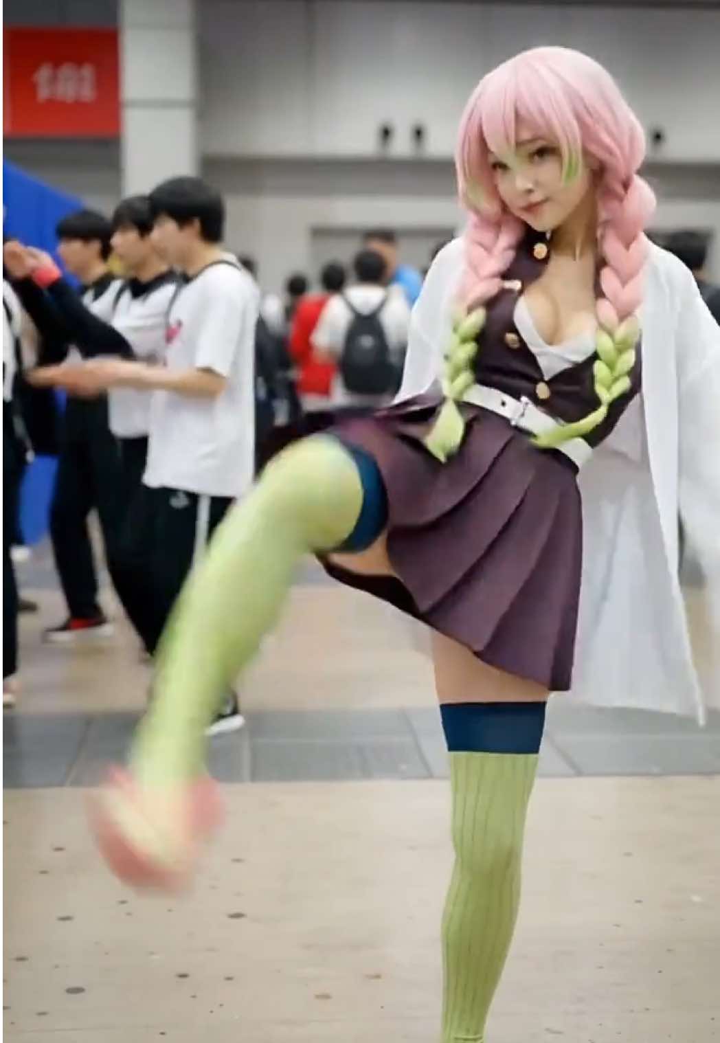 甘露寺蜜璃ちゃんのコスプレイヤーにハイキックをお願いしてみた！ #鬼滅の刃 #コスプレ #demonslayer #アニメ #甘露寺蜜璃 